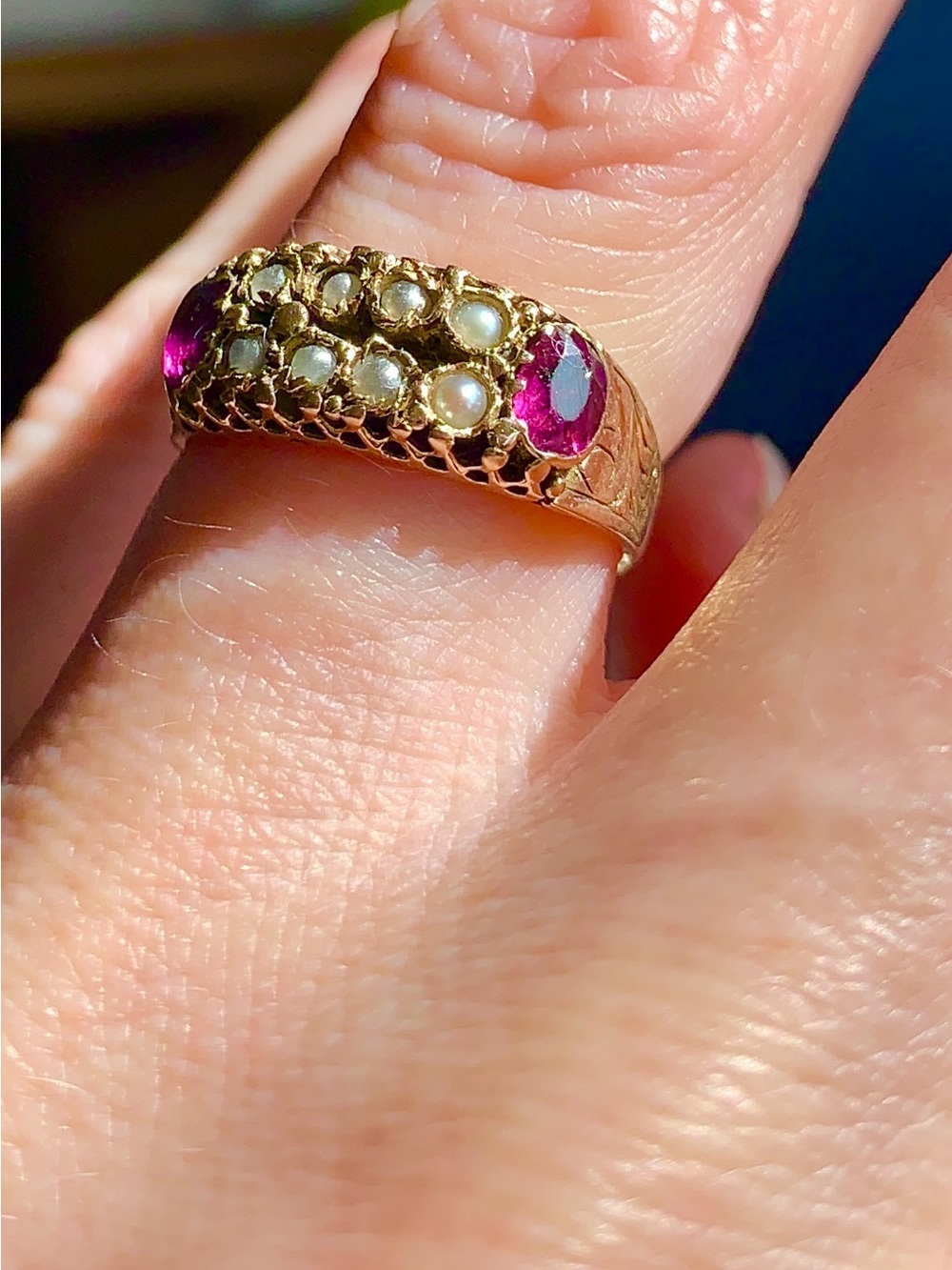 Stunning Antique 2 Garnets,  8 Seed Pearls, 15ct Gold Ring, Elaborate Engravings